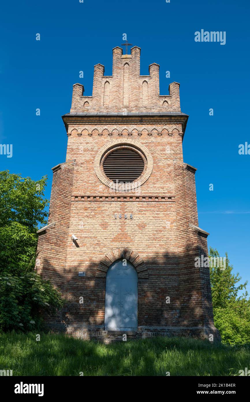 Der Belfried auf dem Farska-Gebirge in Ciechanów, Polen. Neogotische Architektur aus dem Jahr 1889. Stockfoto