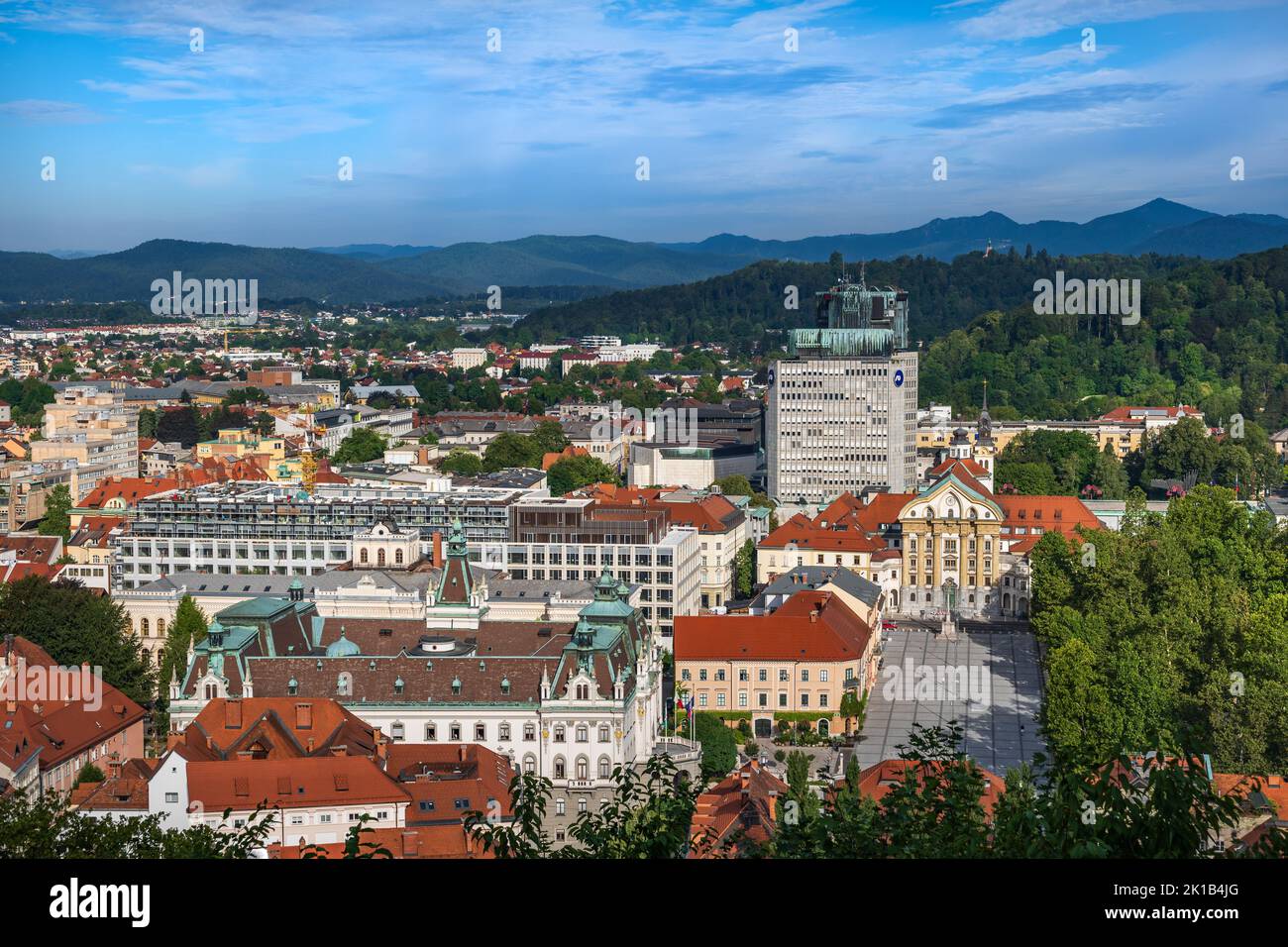 Stadt Lubljana in Slowenien, Stadtbild mit dem Kongressplatz, der Kirche der Heiligen Dreifaltigkeit, dem Universitätsgebäude und dem Park Zvezda, Blick von oben. Stockfoto