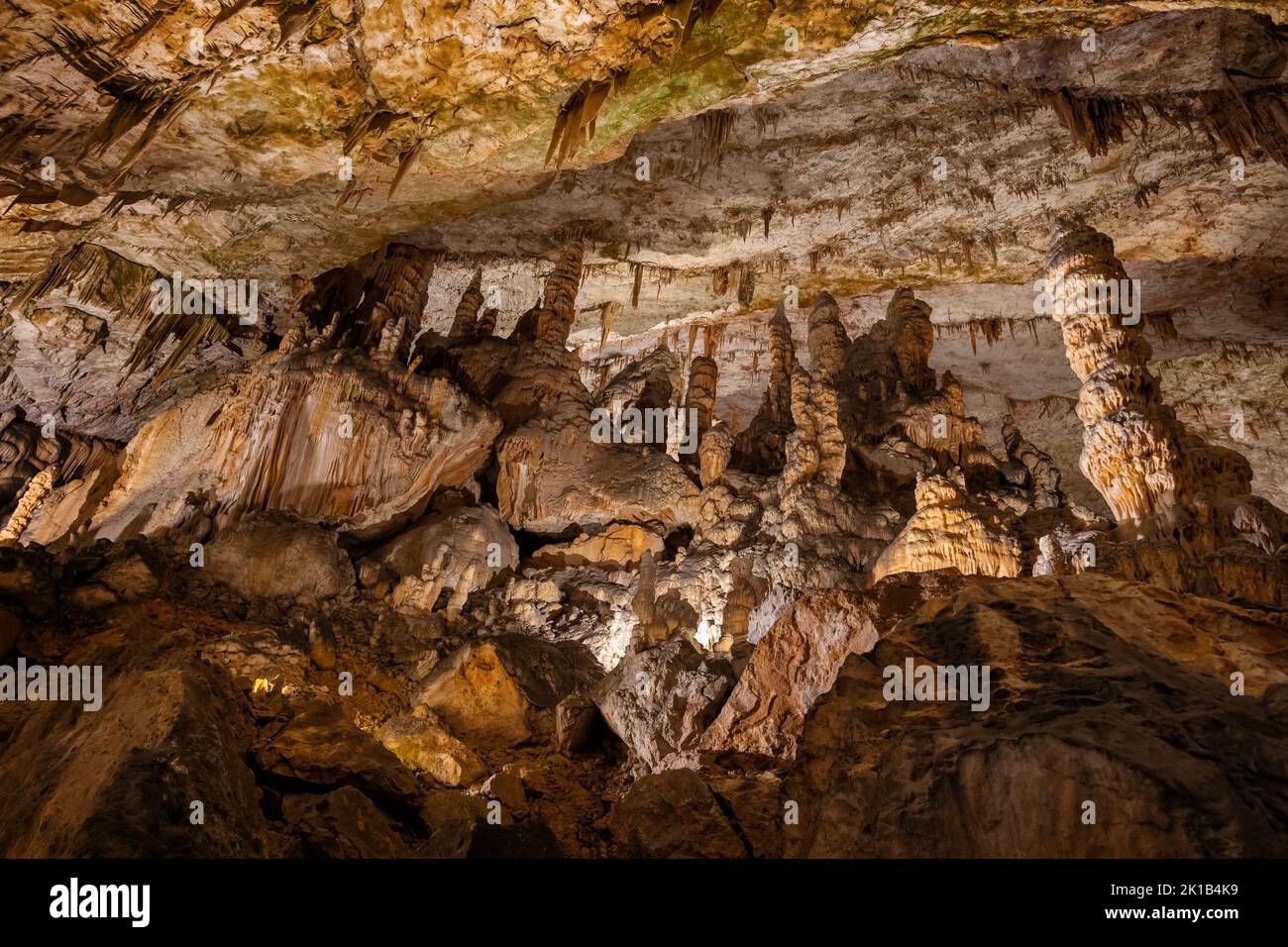 Postojna-Höhle (Postojnska jama) landschaftlich reizvoller Innenraum in Slowenien, unterirdische Felsformationen im Karsthöhlensystem. Stockfoto