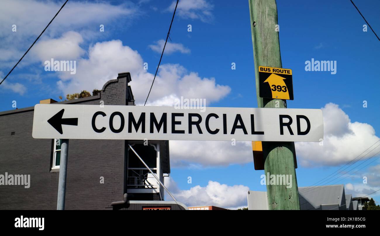 Glänzende Nahaufnahme des Straßenschilds der Commercial Road nach links mit blauem Himmel im Hintergrund Stockfoto