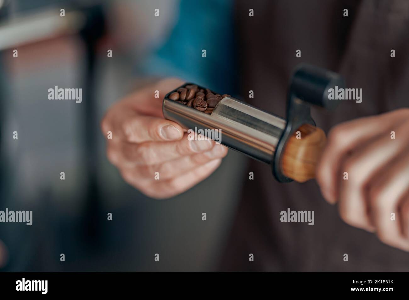 Baristas Hände halten frisch geröstete aromatische Kaffeebohnen in der kleinen Produktion Stockfoto