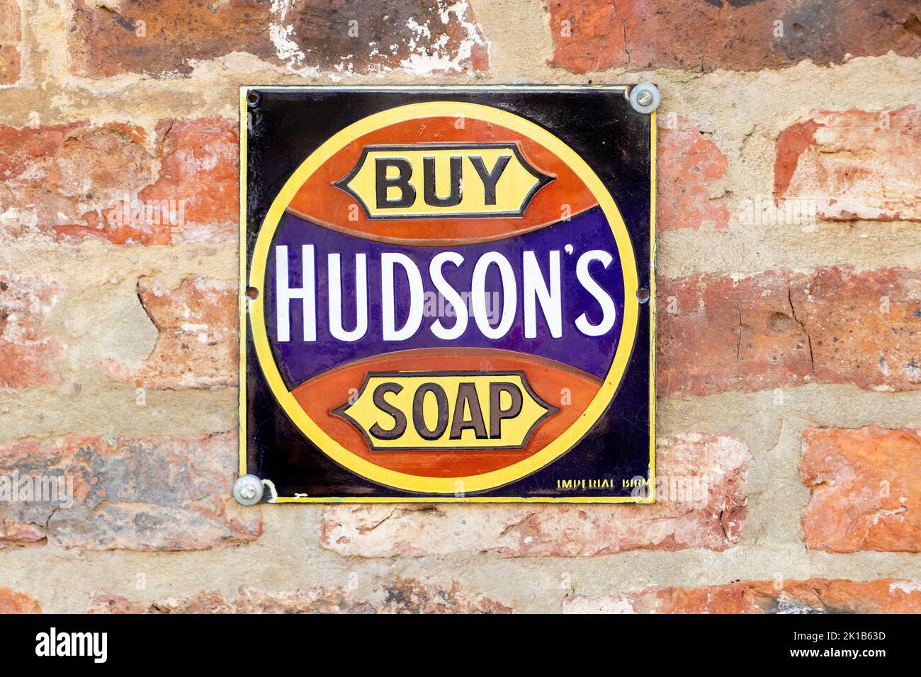 Kaufen Sie Hudson's Soap auf einem alten emaillierten Schild an der Wand im Freilichtmuseum von Beamish Stockfoto