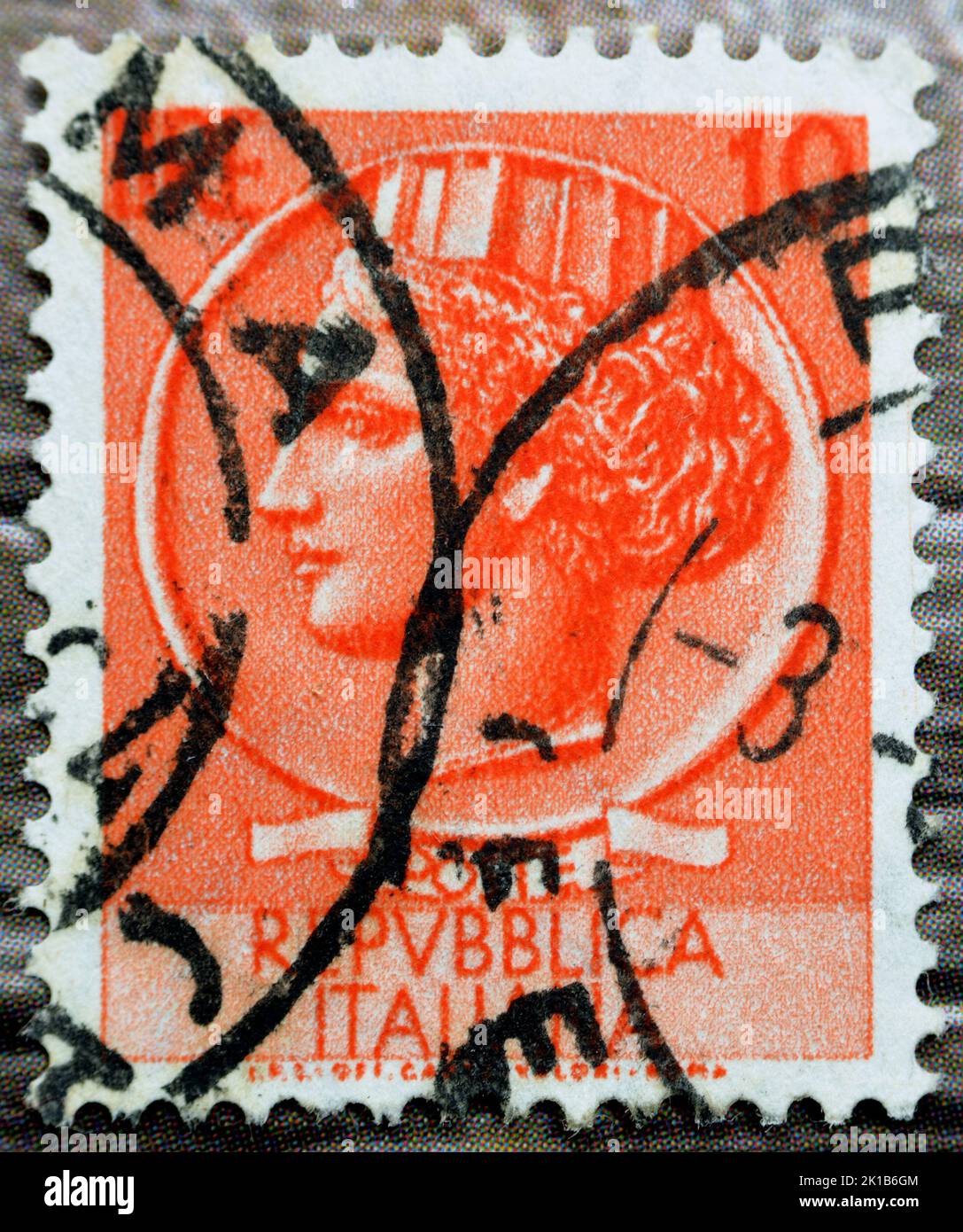Kairo, Ägypten, August 15 2022: Alte gebrauchte italienische Briefmarke von Syrakus 10 Lire Paper Vergata 1955 Republik Italien, Italia Turrita nach Syrakusean Stockfoto