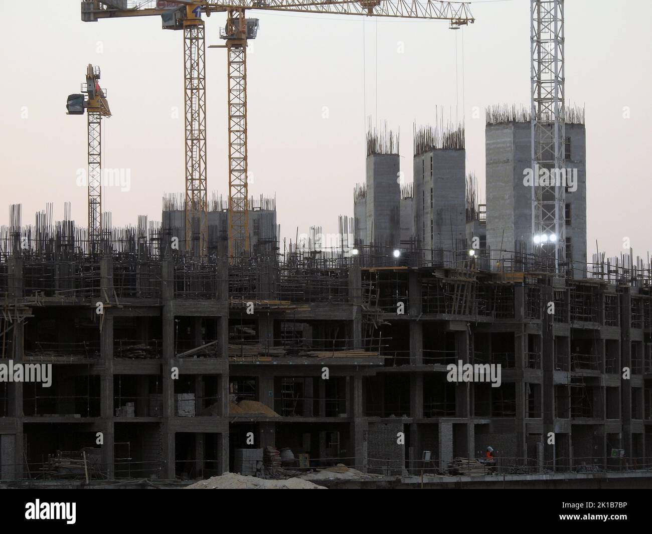 Giza, Ägypten, August 20 2022: Baustelle eines neuen Hochhauses in Ägypten Neue Gebäude im Bau und Wolkenkratzer mit Kranen, ägyptische ne Stockfoto