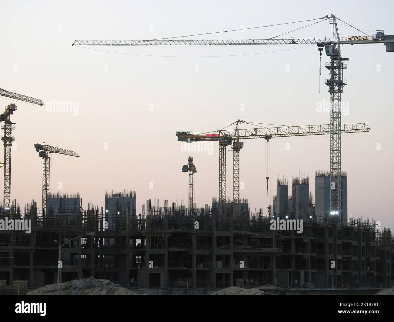 Giza, Ägypten, August 20 2022: Baustelle eines neuen Hochhauses in Ägypten Neue Gebäude im Bau und Wolkenkratzer mit Kranen, ägyptische ne Stockfoto