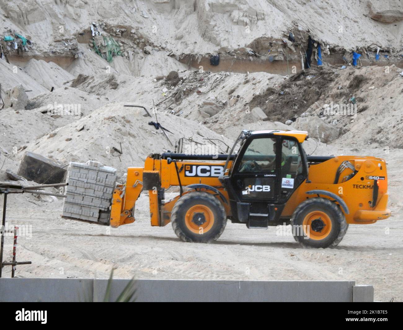 Giza, Ägypten, August 20 2022: Ein Gabelstapler arbeitet auf einer Baustelle von Ägyptens neuen Gebäuden im Bau und Wolkenkratzern mit Kränen, Ägypten Stockfoto