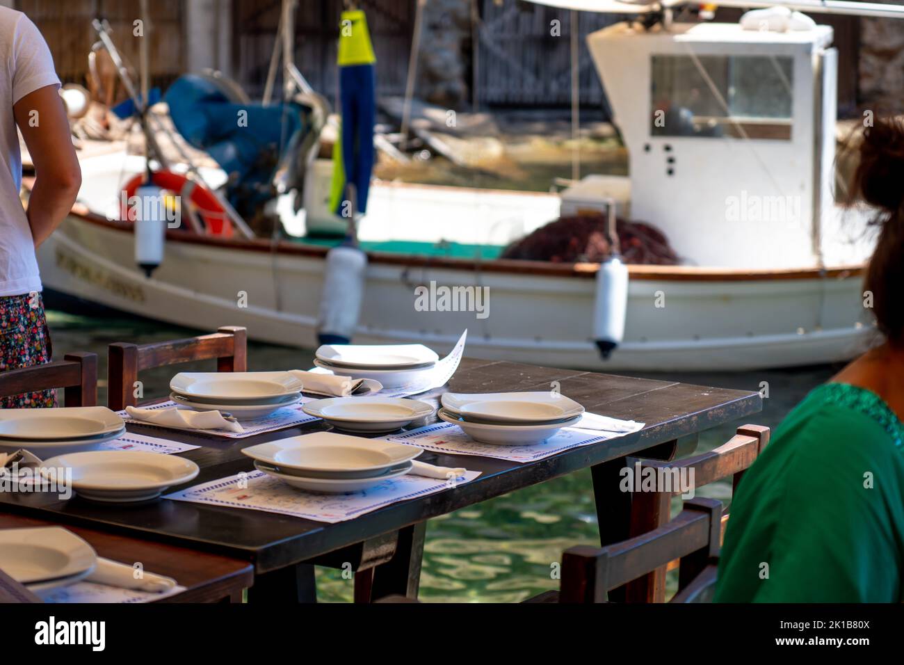 Tisch in einem Restaurant am Mittelmeer zubereitet Stockfoto