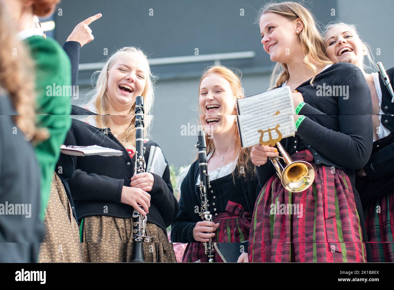 Regensburg, Bayern, Deutschland. 16. September 2022. Eine lokale Oompah-Band macht sich bereit, das Feld vor der WM-Klassikqualifikation zwischen Großbritannien und Frankreich im Armin Wolf Stadium in Regensburg zu besteigen. (Bild: © Kai Dambach/ZUMA Press Wire) Bild: ZUMA Press, Inc./Alamy Live News Stockfoto