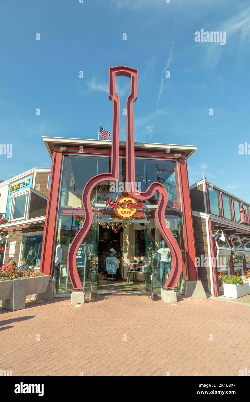 San Francisco, USA - 7. Juni 2022: Eingang des Hard Rock Cafés am Fisherman's Wharf in San Francisco. Stockfoto