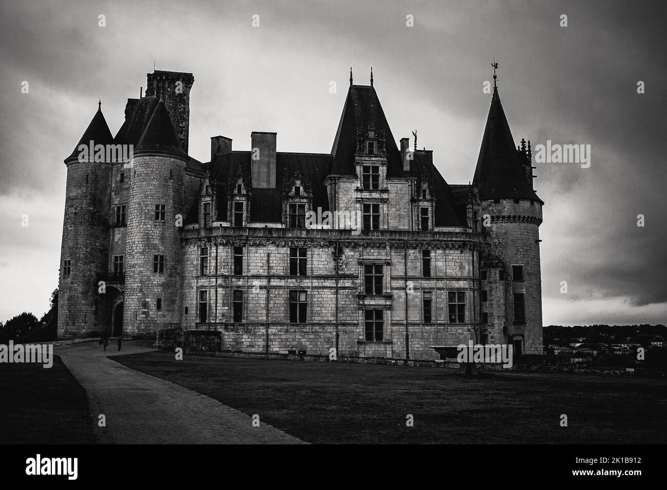 Eine Graustufenaufnahme des Schlosses von La Rochefoucauld in La Rochefoucauld-en-Angoumois, Frankreich Stockfoto