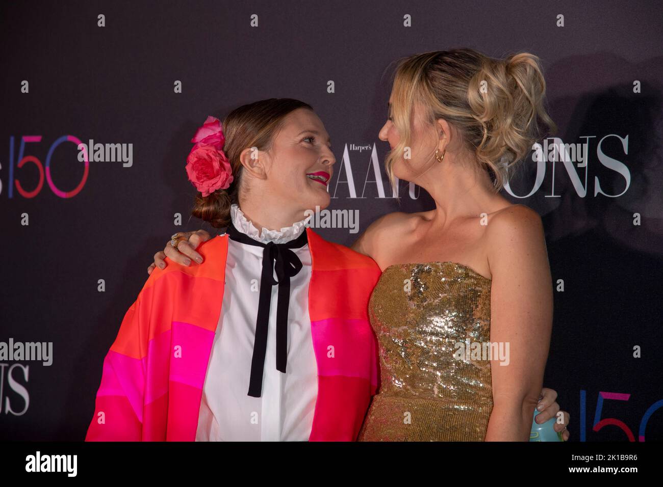 New York, Usa. 09. September 2022. Drew Barrymore (L) und Chloe Fineman besuchen 2022 Harper's Bazaar ICONS & Bloomingdale's 150. Anniversary in New York City. Kredit: SOPA Images Limited/Alamy Live Nachrichten Stockfoto