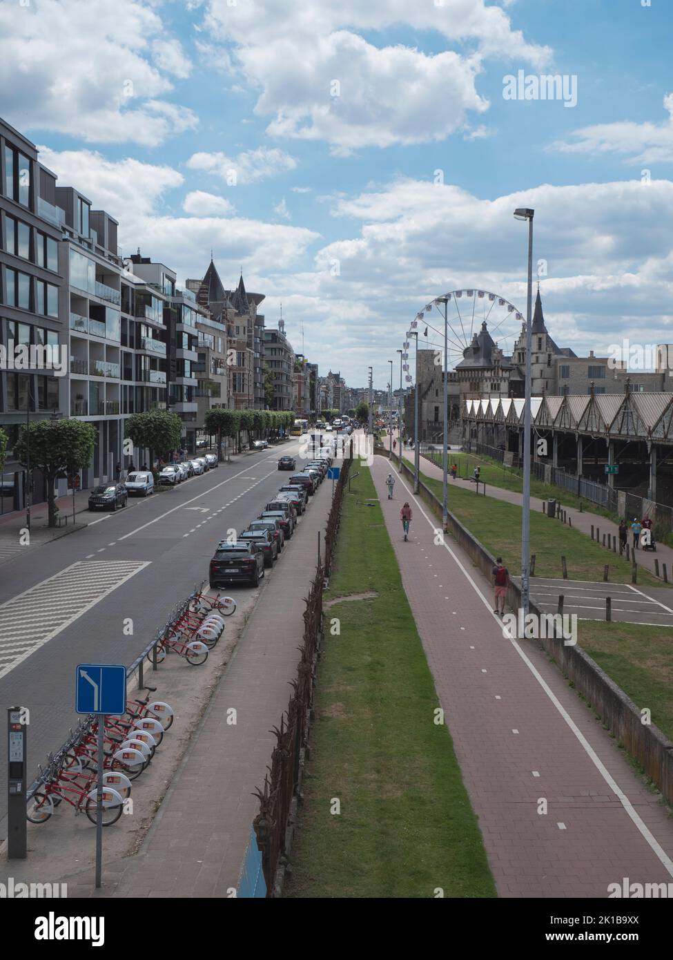 Antwerpen, Belgien, 02. Juli 2022, Stadtbild über dem Jordaenskaai der Stadt Antwerpen Stockfoto