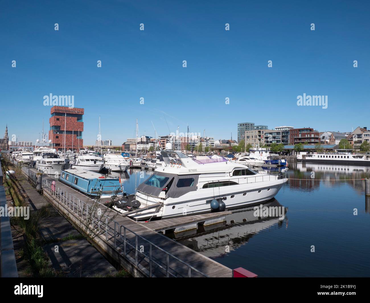 Antwerpen, Belgien, 17. April 2022, Stadtbild der Marina im Willemdok mit dem MAS-Museum in der Ferne Stockfoto