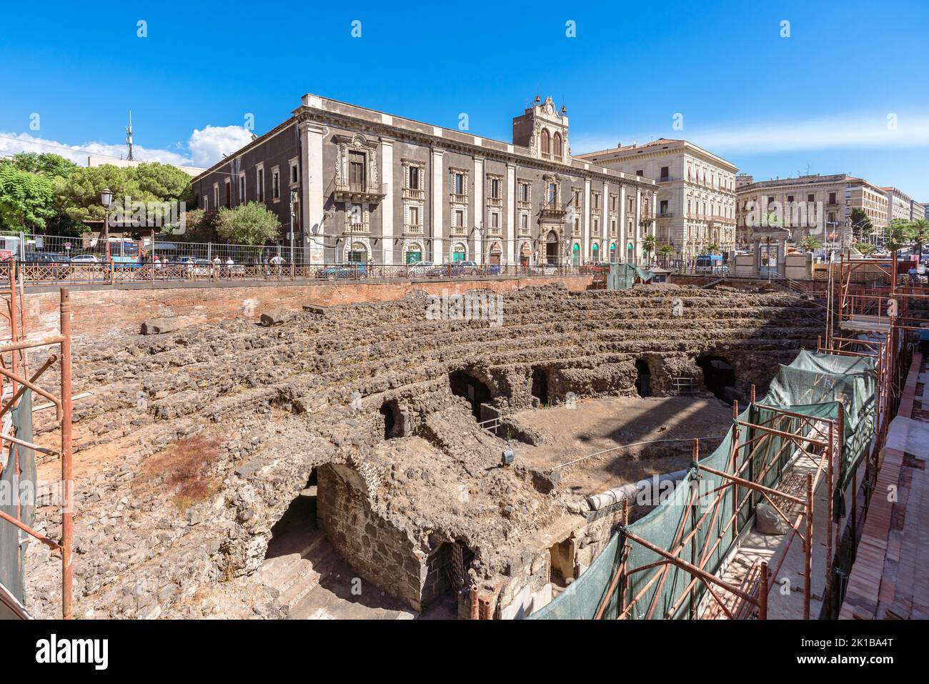 Catania, Italien. 12. September 2022. Ruinen eines römischen Amphitheaters mitten in der Stadt, erbaut um 300 v. Chr. Stockfoto