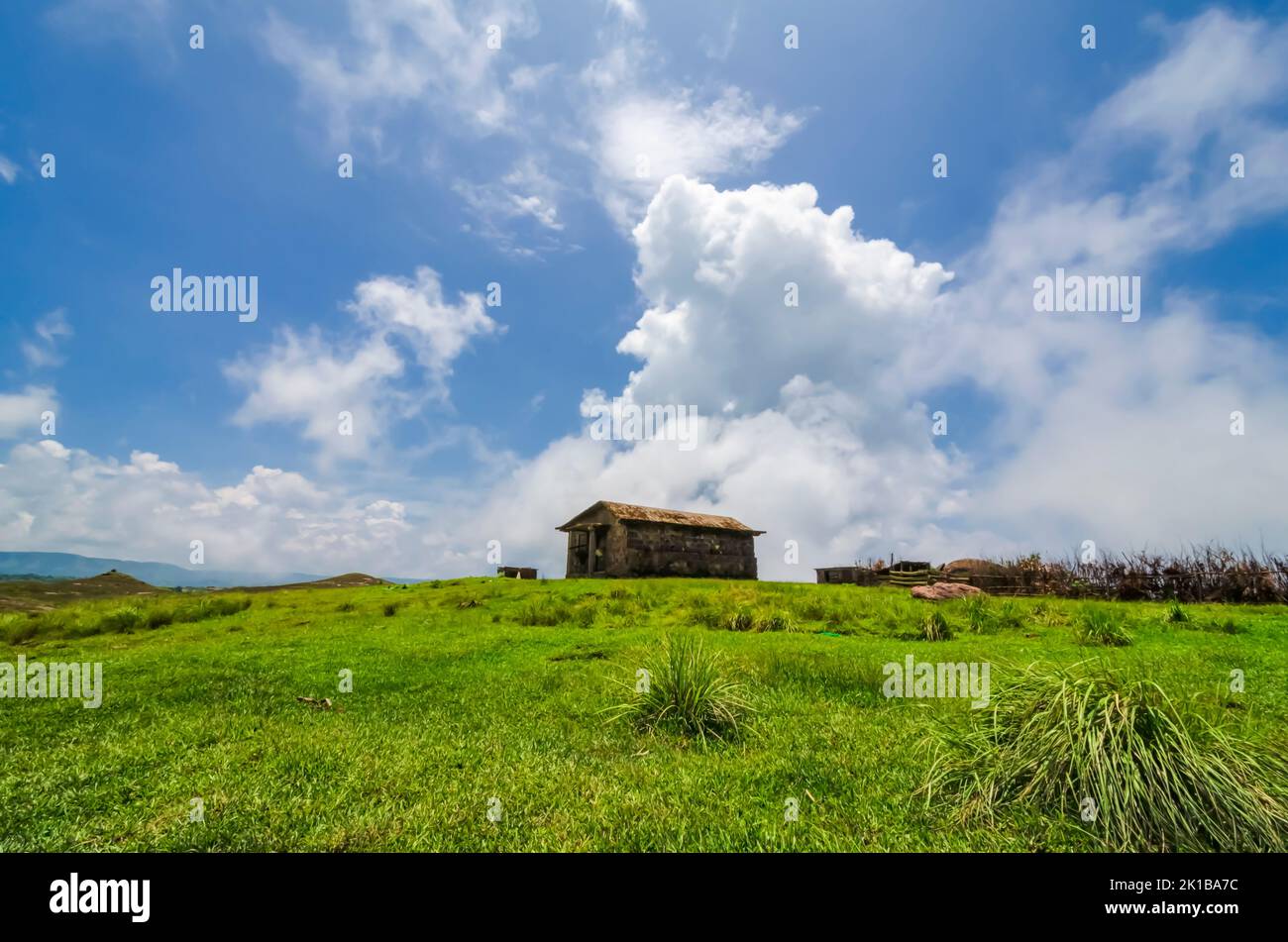 Ein Steinhaus auf einer offenen Wiese außerhalb von Mawsynram, East Khasi Hills, Meghalaya, Indien. Stockfoto