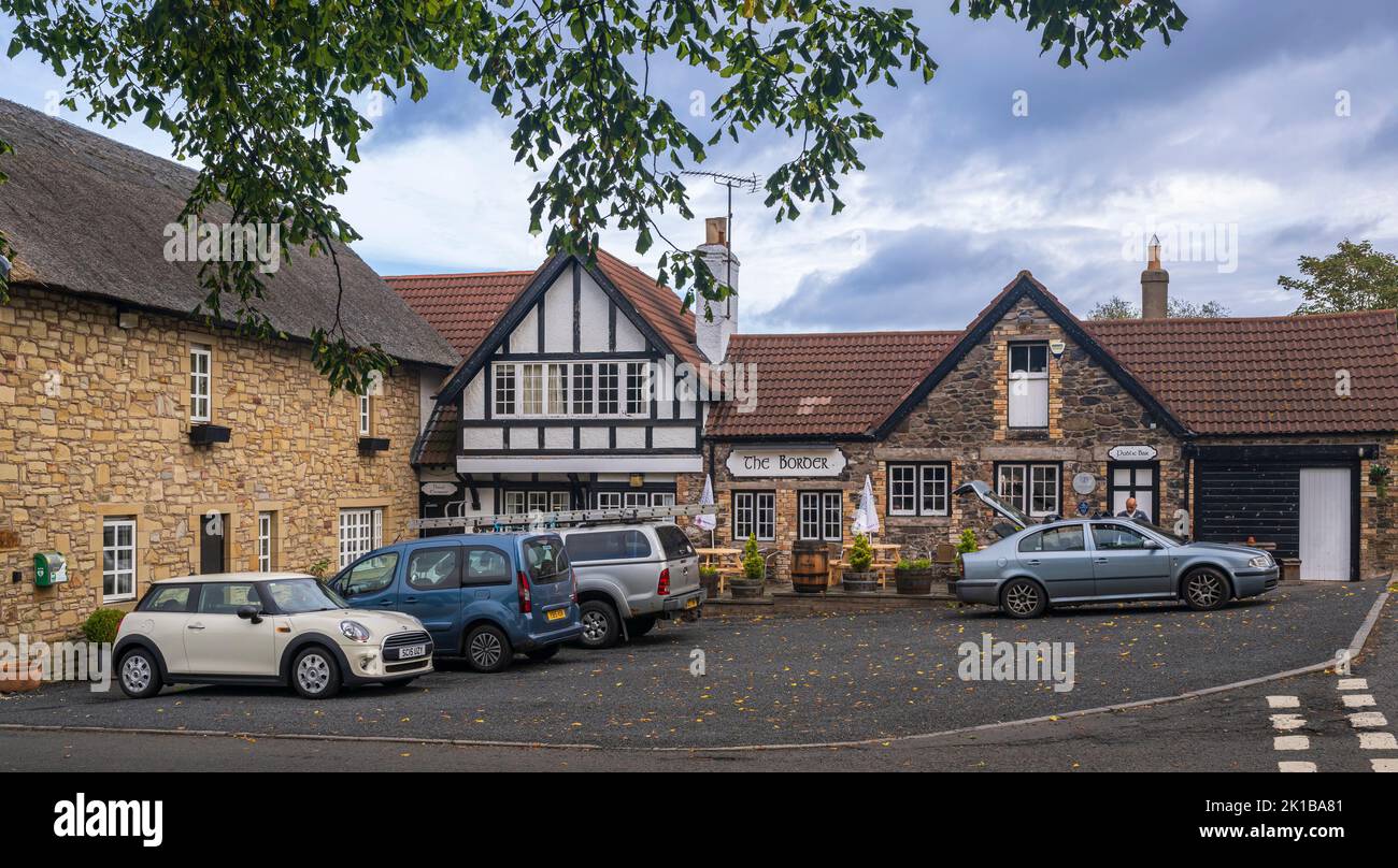 The Border Hotel, Kirk Yetholm, Scottish Borders, Großbritannien. Die das nördliche Ende des Pennine Way Fernwanderwegs markiert Stockfoto