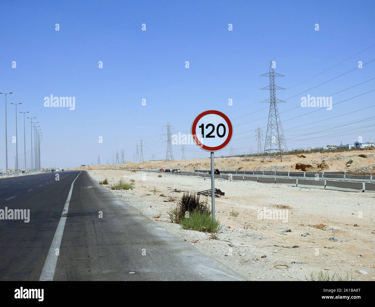 Kairo, Ägypten, August 12 2022: 120 KM Tempolimit-Schild in einer freien Autobahn, hundertzwanzig Kilometer pro Stunde Verkehrsschild, ein Sperrschild Stockfoto