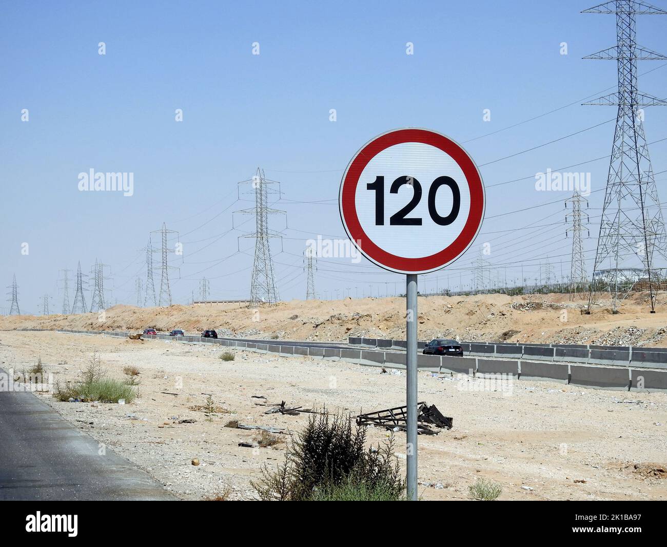 Kairo, Ägypten, August 12 2022: 120 KM Tempolimit-Schild in einer freien Autobahn, hundertzwanzig Kilometer pro Stunde Verkehrsschild, ein Sperrschild Stockfoto