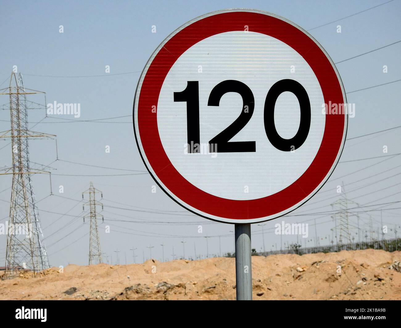 120 KM Tempolimit-Schild auf einer freien Autobahn, hundertzwanzig Kilometer pro Stunde Verkehrsschild, ein Sperrschild für Autofahrer, das nicht überschritten werden darf Stockfoto