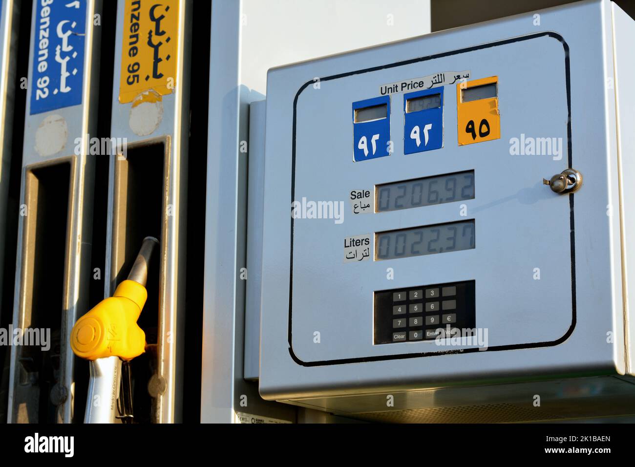 Kairo, Ägypten, August 15 2022: Tankstelle mit Füllpistolen, digitaler Stückpreis und Liter-Meter-Gerät, selektiver Fokus auf das Befüllen von noz Stockfoto