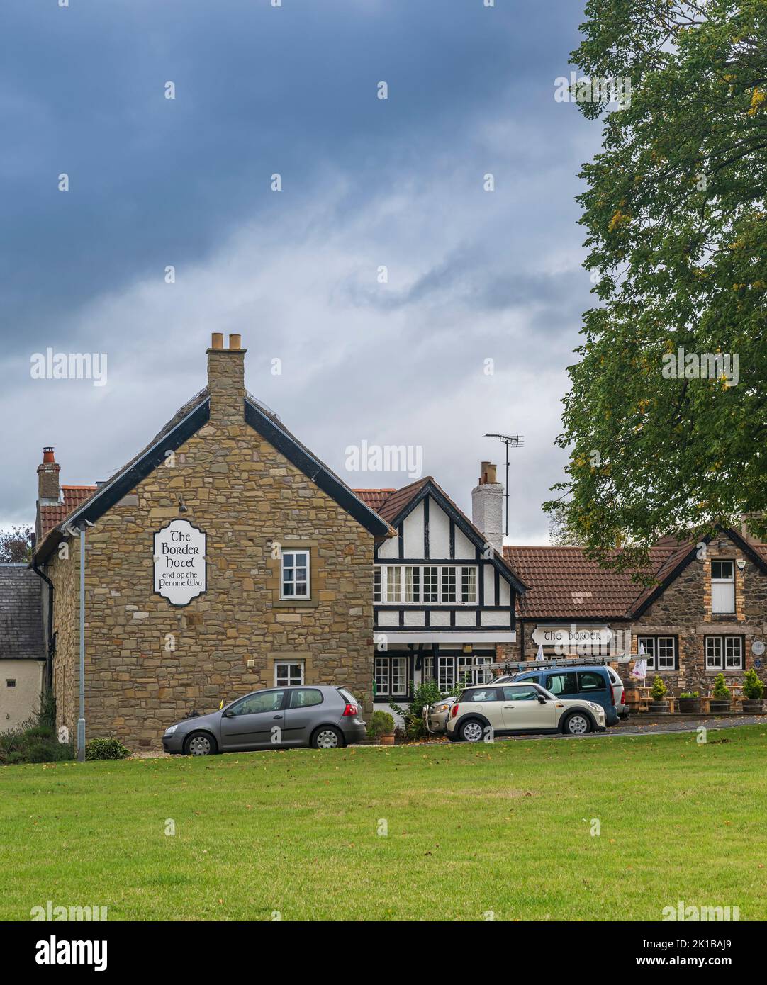 The Border Hotel, Kirk Yetholm, Scottish Borders, Großbritannien. Die das nördliche Ende des Pennine Way Fernwanderwegs markiert Stockfoto