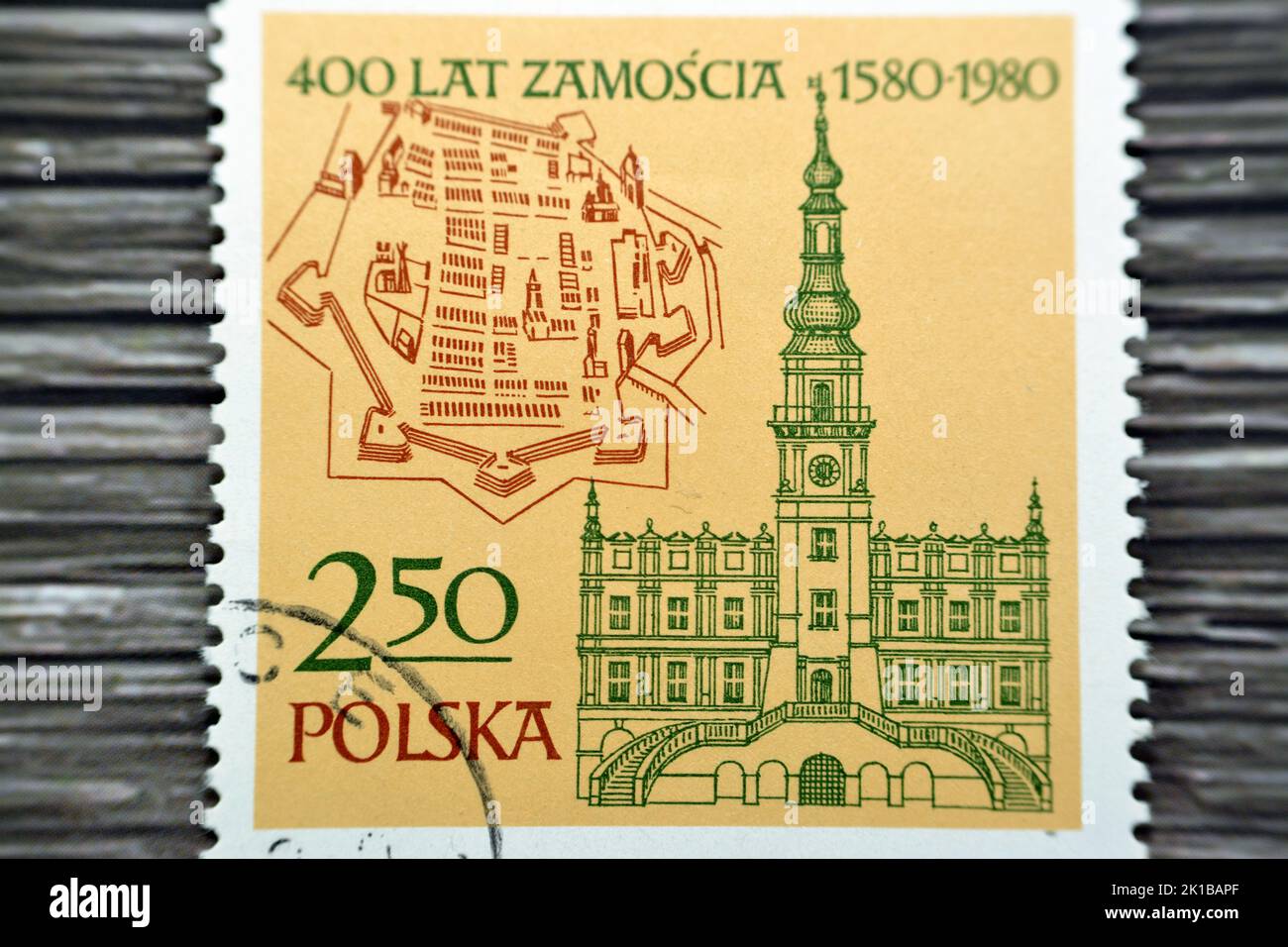 Kairo, Ägypten, August 15 2022: Alte gebrauchte polnische Briefmarke gedruckt in Polen 1980 400 Jahre Zamosc Jubiläum, die beeindruckendsten Festungen in Stockfoto