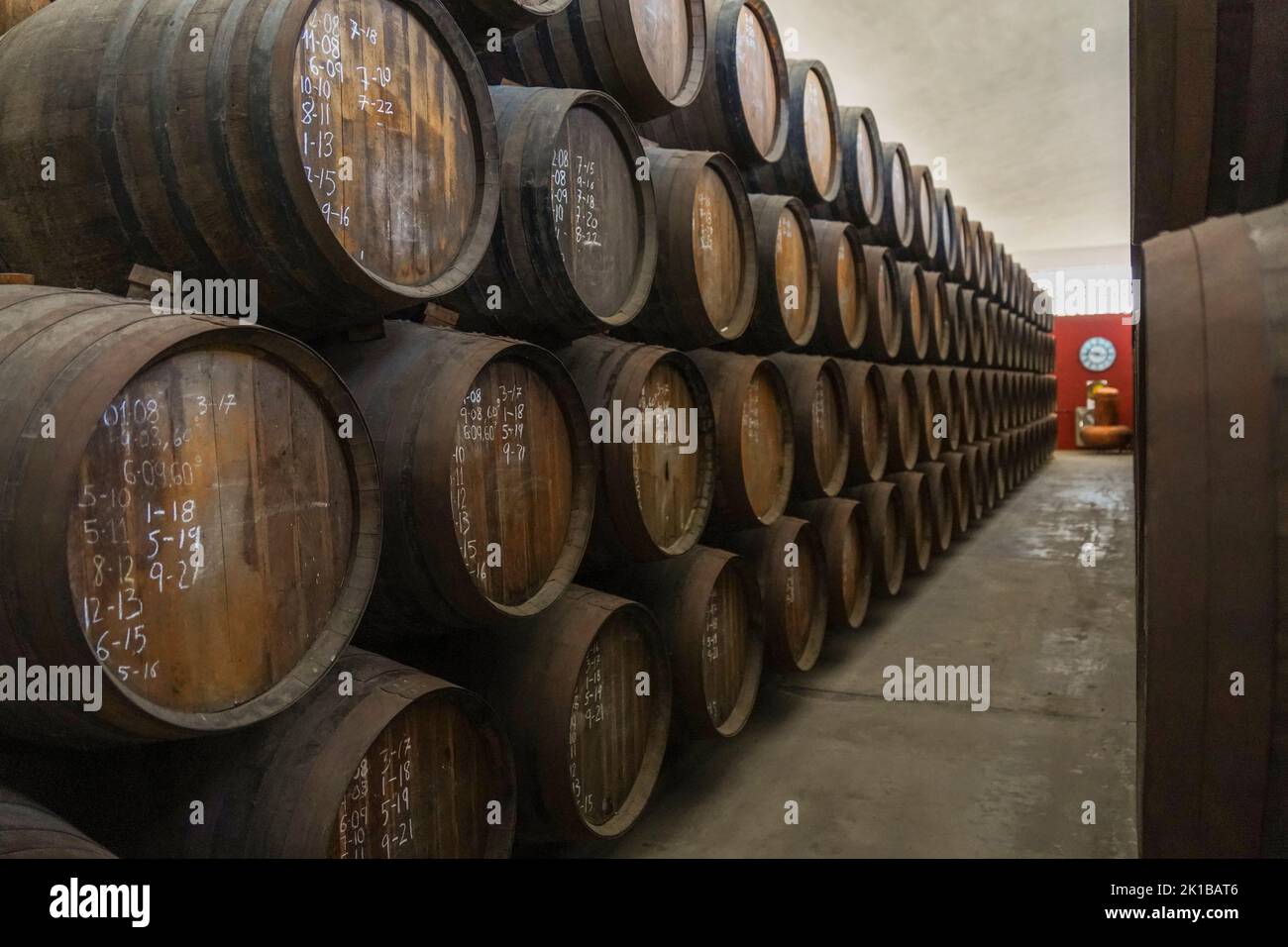 Holzfässer in einem Keller mit Rum, von Ron Montero, Motril, Andalucia, Spanien. Stockfoto