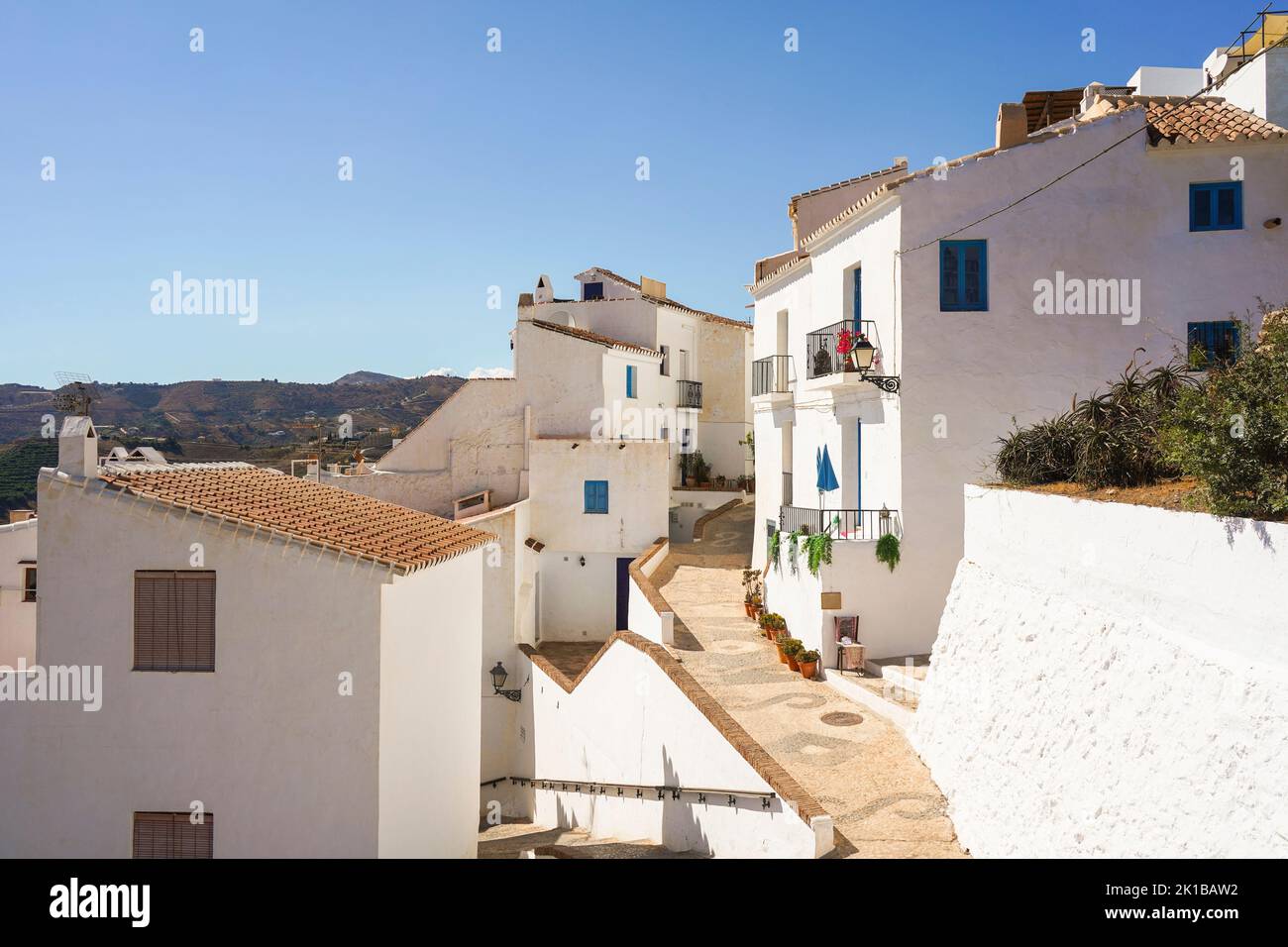 Enge Gassen von weiß getünchten Dorf frigiliana, Andalusien, Provinz Málaga, Axarquía, Spanien Stockfoto