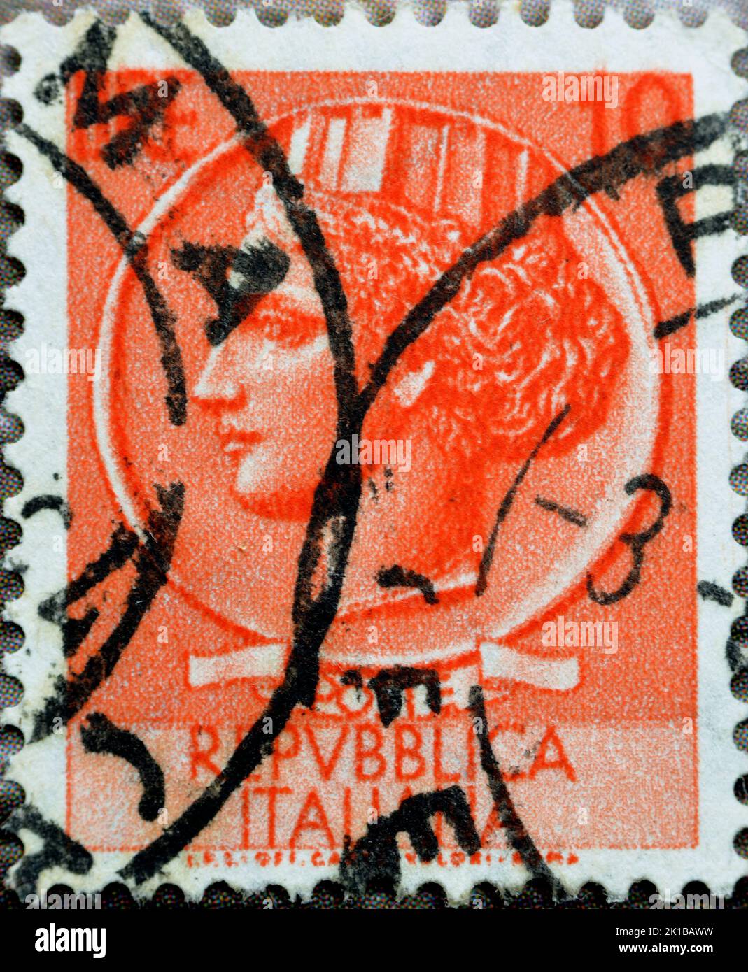 Kairo, Ägypten, August 15 2022: Alte gebrauchte italienische Briefmarke von Syrakus 10 Lire Paper Vergata 1955 Republik Italien, Italia Turrita nach Syrakusean Stockfoto