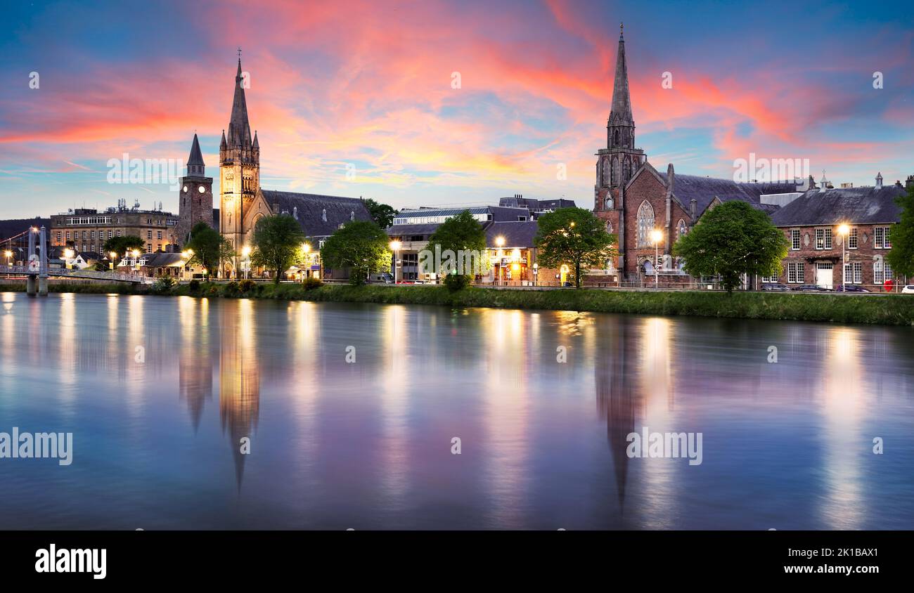 Der Blick auf die Kirchen von Inverness am Ness River, Schottland, Großbritannien bei dramatischem Sonnenaufgang mit Spiegelung im Wasser Stockfoto