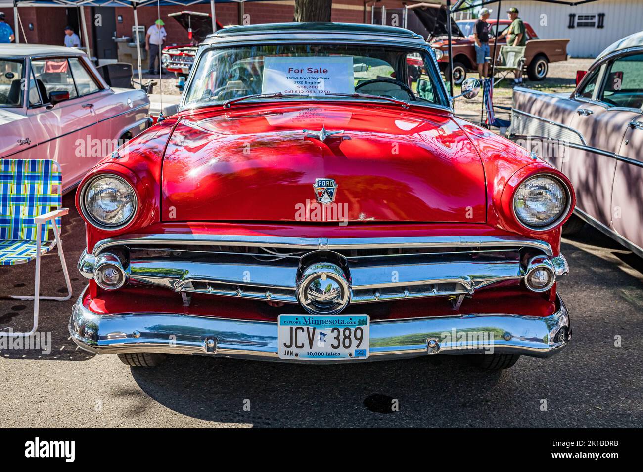 Falcon Heights, MN - 18. Juni 2022: Hochperspektivische Frontansicht eines Ford Crestline Skyliner 2 Door Hardtop aus dem Jahr 1954 auf einer lokalen Automobilmesse. Stockfoto