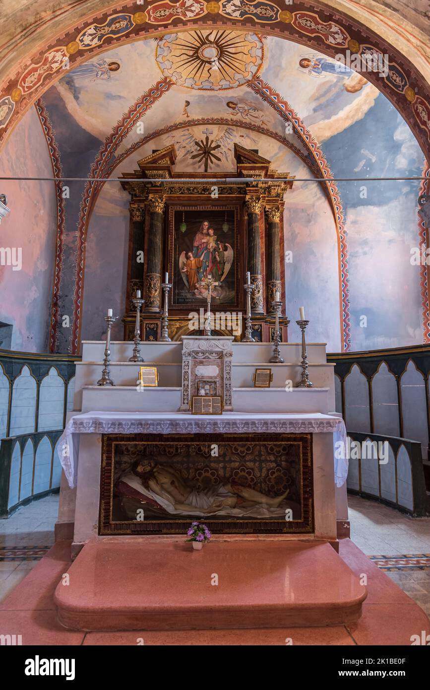 Eingekeilt zwischen den Gassen des Dorfes, ist die Kirche Santa Maria degli Angeli in Civitella del Tronto, nach einigen historischen Quellen, die Kirche Stockfoto