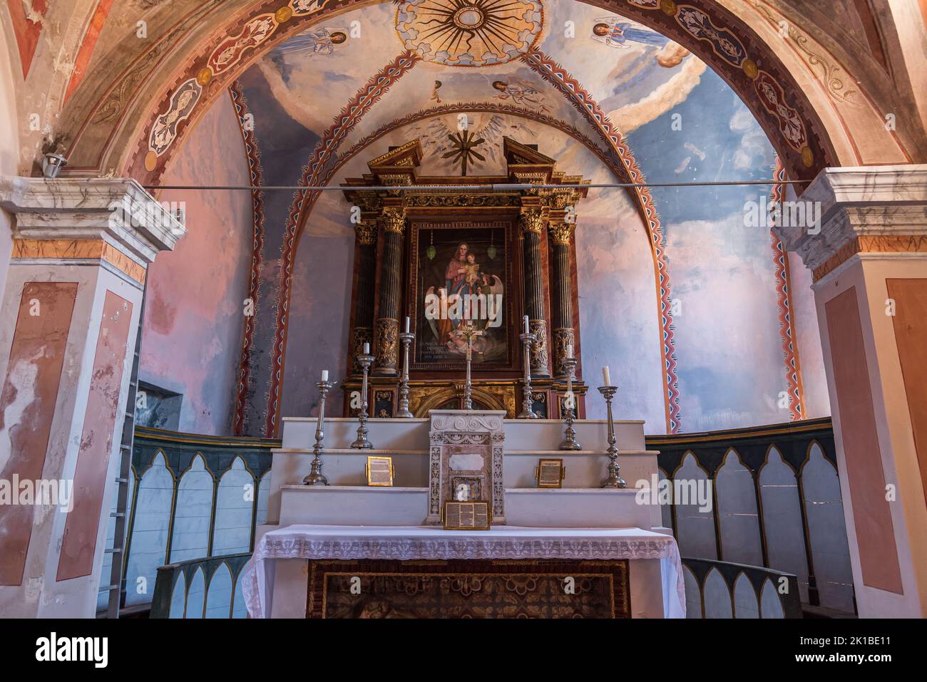 Eingekeilt zwischen den Gassen des Dorfes, ist die Kirche Santa Maria degli Angeli in Civitella del Tronto, nach einigen historischen Quellen, die Kirche Stockfoto