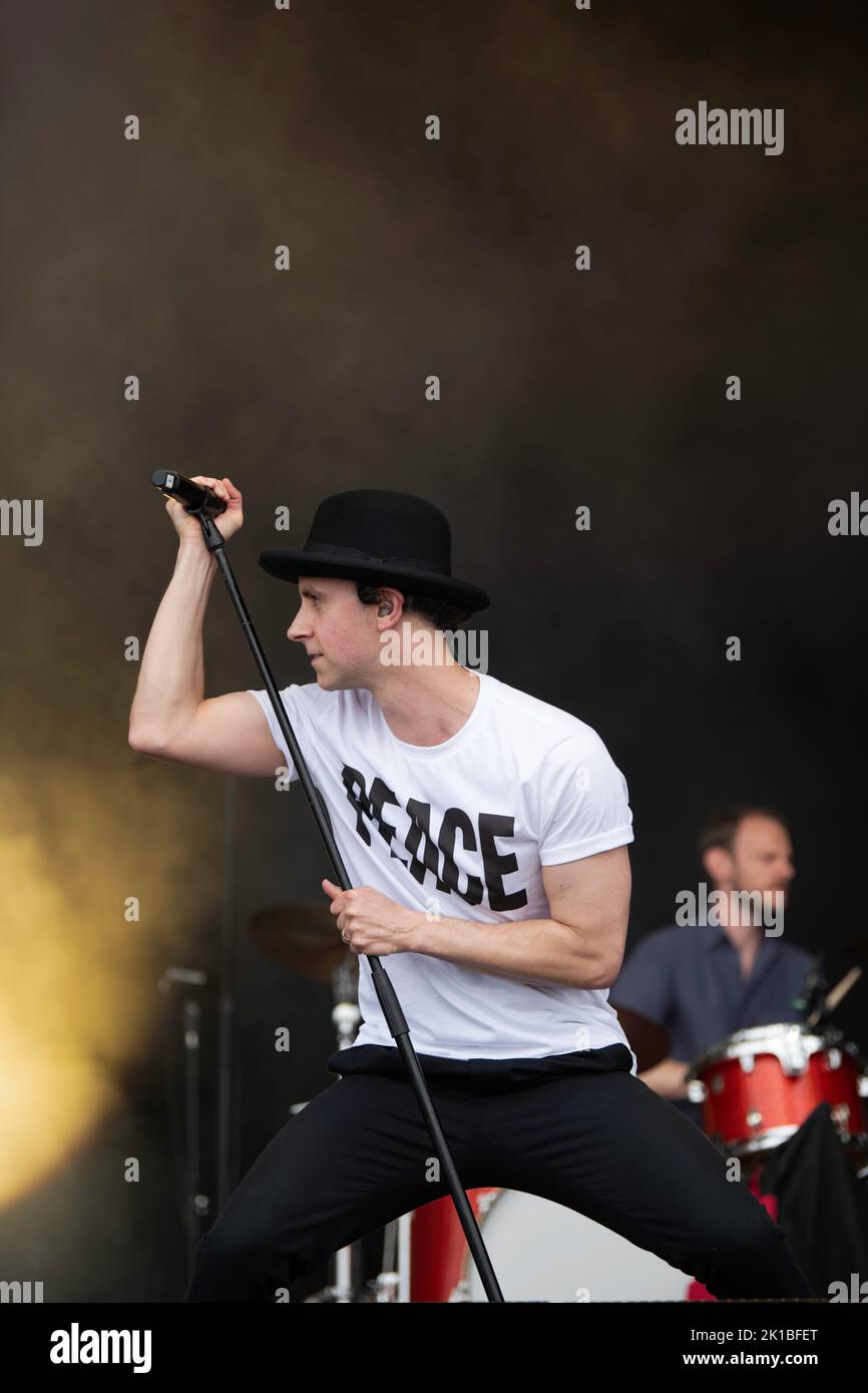 Die britische Rockband Maxïmo Park spielt live beim Tempelhof Sounds Festival in Berlin Stockfoto