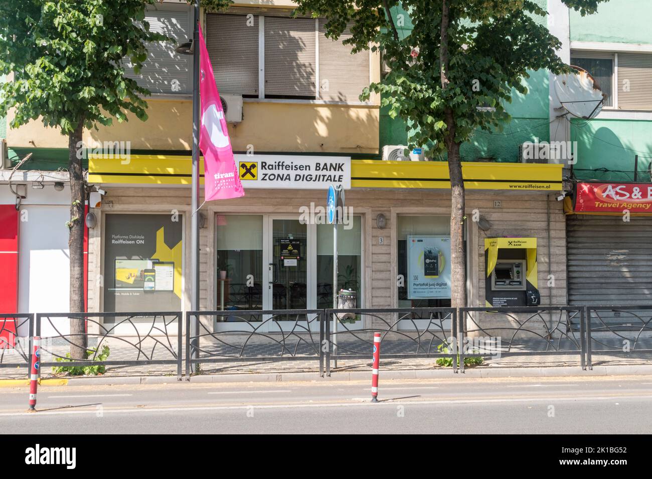 Tirana, Albanien - 4. Juni 2022: Raiffeisen Bank Zweigstelle. Stockfoto