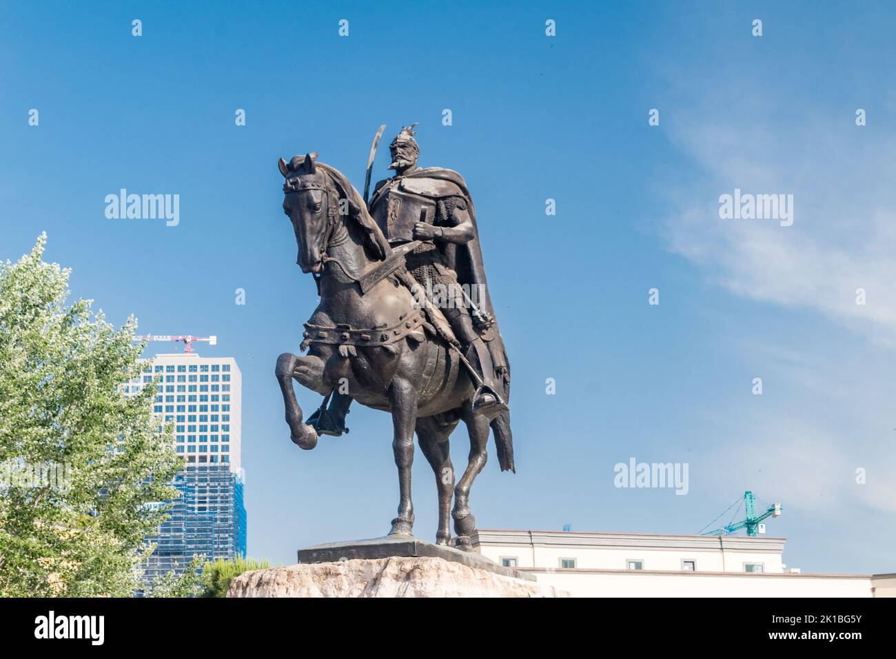 Tirana, Albanien - 4. Juni 2022: Skanderbeg-Statue in Tirana. Stockfoto