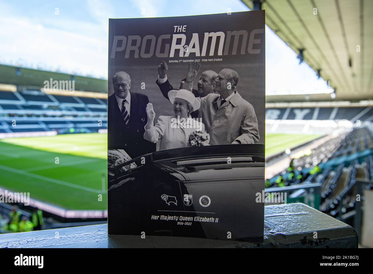 Spieltagesprogramm für Ihre Majestät Königin Elizabeth II. Während des Spiels der Sky Bet League 1 zwischen Derby County und Wycombe Wanderers im Pride Park, Derby, am Samstag, 17.. September 2022. Stockfoto