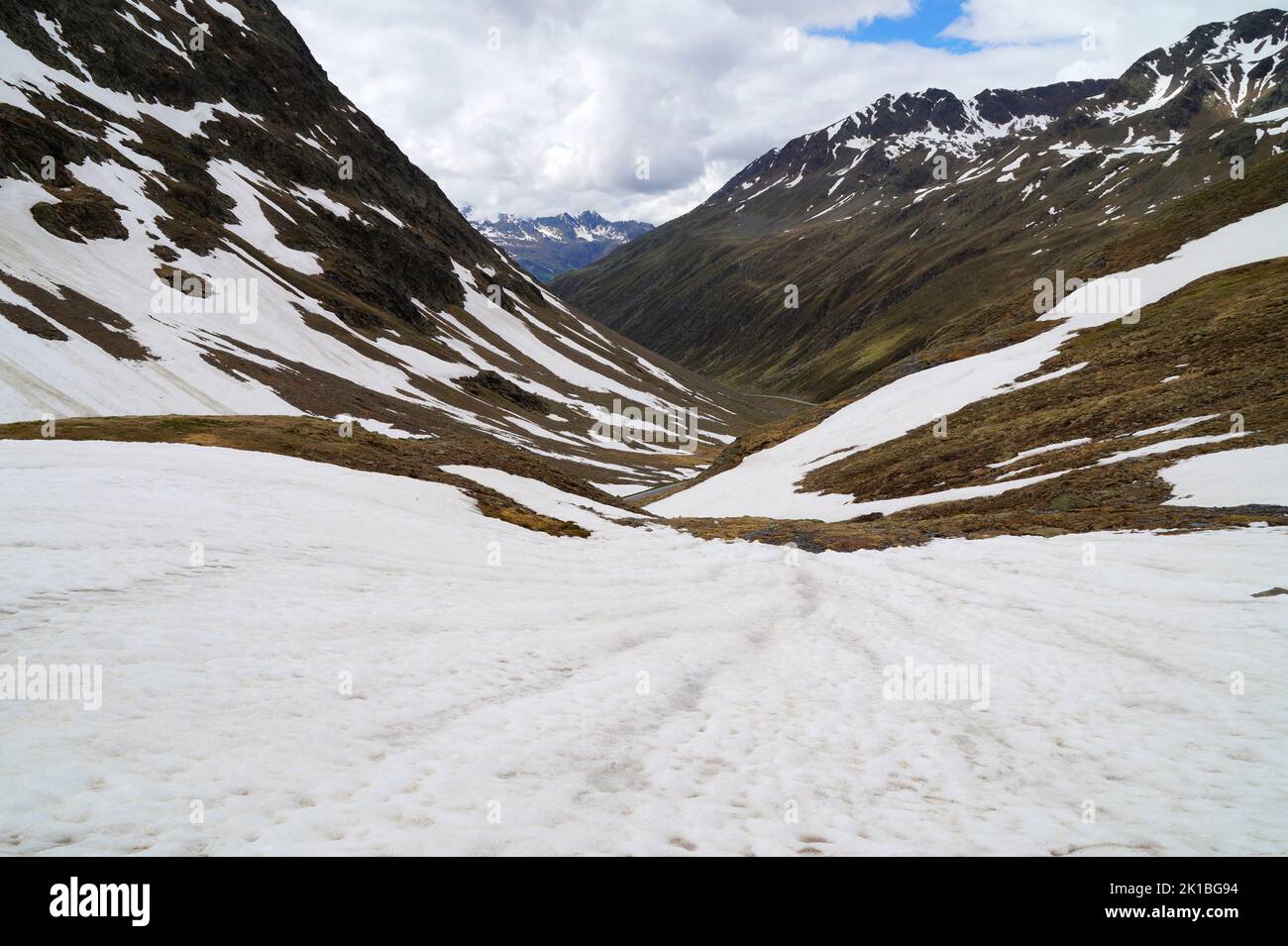Landschaftlich reizvoller verschneiter Timmelsjoch-Pass, der das Ötztal im österreichischen Bundesland Tirol mit dem Passeiertal in der italienischen Provinz Südtirol verbindet Stockfoto