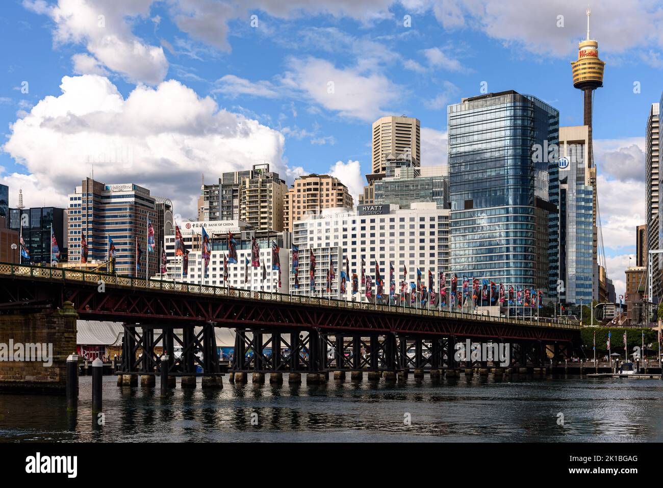 Die Pyrmont Bridge im Darling Harbour mit dem Sydney CBD im Hintergrund Stockfoto