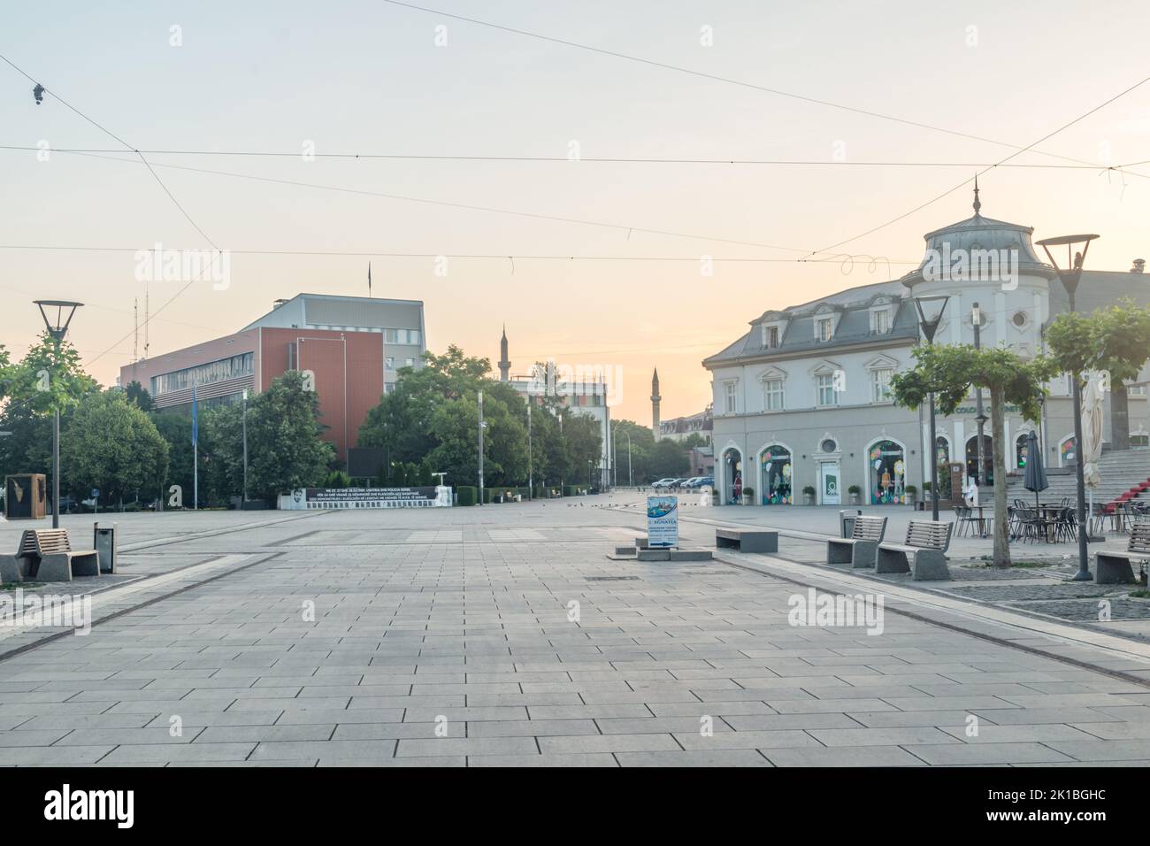 Pristina, Kosovo - 5. Juni 2022: Mutter Teresa Boulevard im Stadtzentrum. Stockfoto