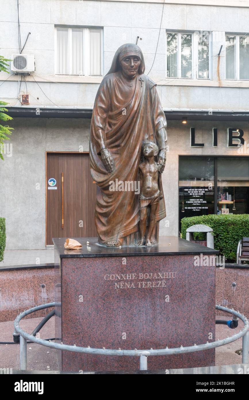 Pristina, Kosovo - 5. Juni 2022: Denkmal der heiligen Teresa von Kalkutta. Mutter Teresa war albanisch-indische römisch-katholische Nonne und Missionarin. Stockfoto