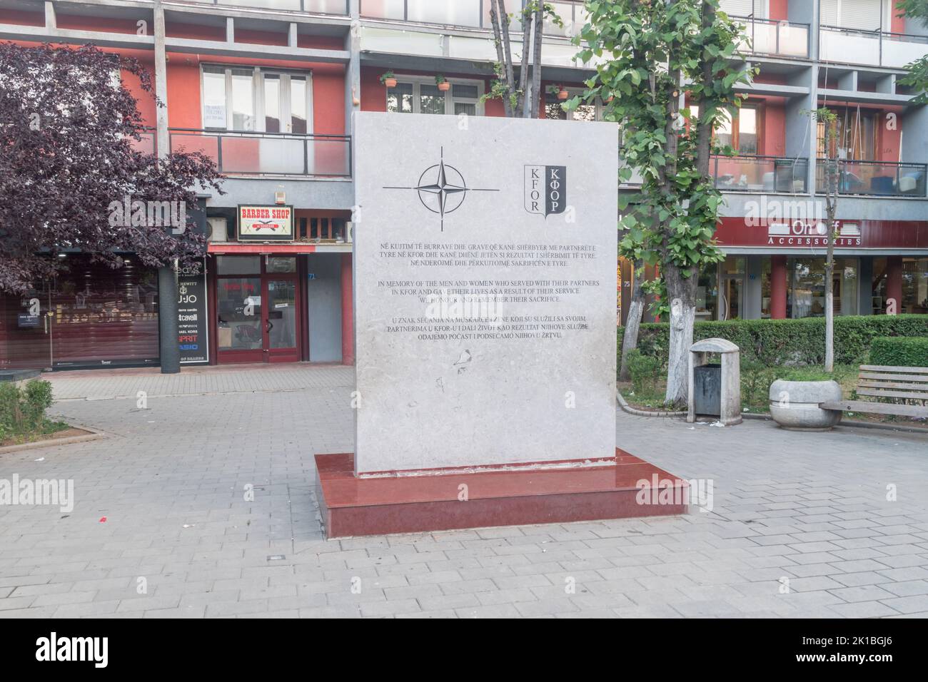 Pristina, Kosovo - 5. Juni 2022: Gedenkstätte für Völker, die in der Kosovo Force (KFOR) gedient haben und ihr Leben als Ergebnis ihres Dienstes hingegeben haben. Die KFOR ist die NATO Stockfoto