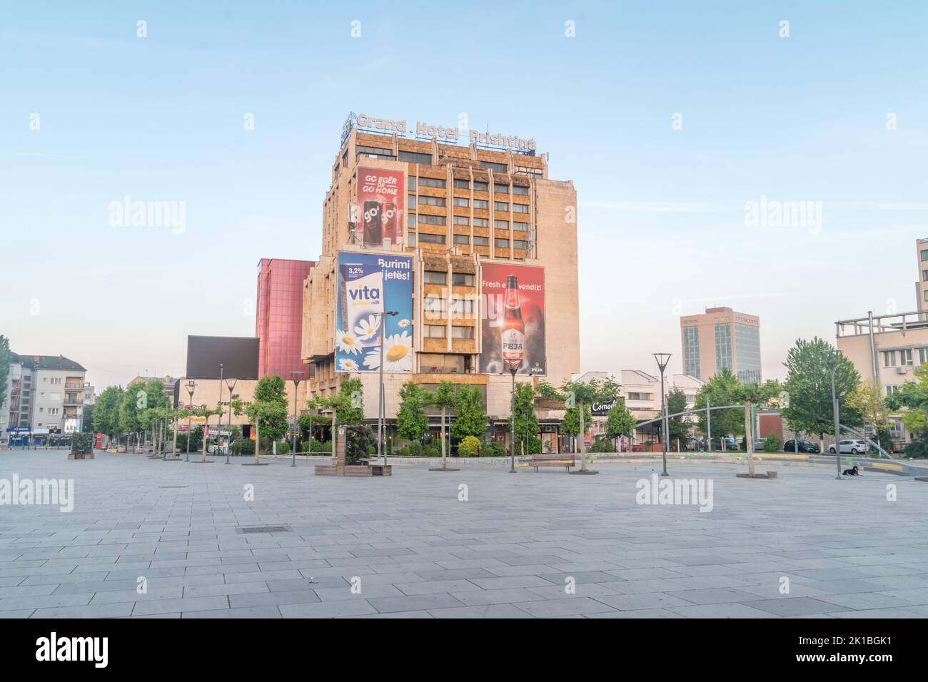 Pristina, Kosovo - 5. Juni 2022: Das Grand Hotel Prishtina auf dem Zahir Pajaziti Platz. Stockfoto