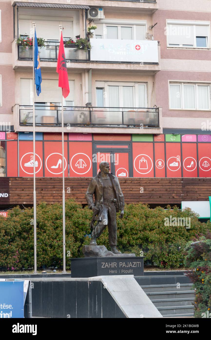 Pristina, Kosovo - 5. Juni 2022: Statue von Zahir Pajaziti in Prishtina. Denkmal des albanischen Kommandanten der Kosovo-Befreiungsarmee (UCK), Zahir Paja Stockfoto