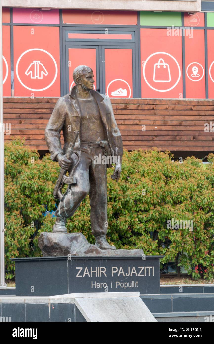 Pristina, Kosovo - 5. Juni 2022: Statue des kosovianischen Helden Zahir Pajaziti in Prishtina. Stockfoto