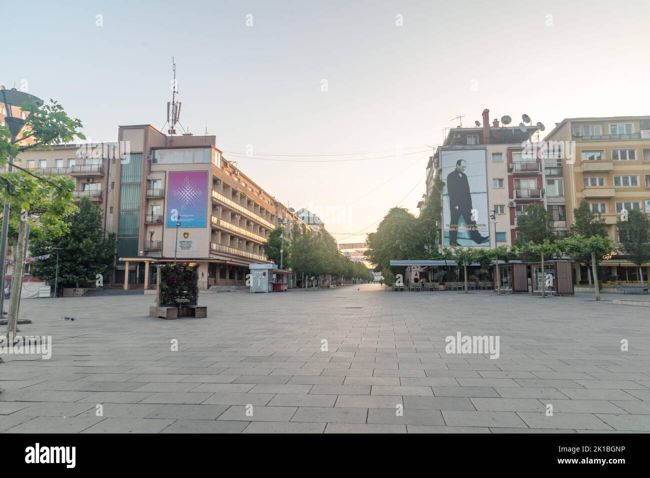Pristina, Kosovo - 5. Juni 2022: Blick bei Sonnenaufgang auf den Boulevard von Mutter Teresa und den Zahir Pajaziti Platz. Stockfoto