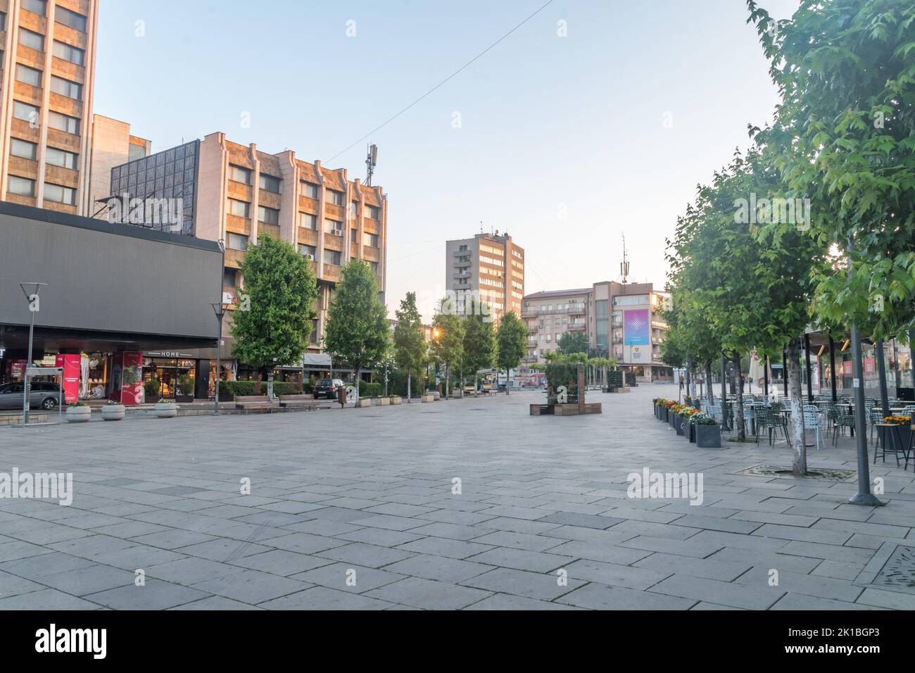 Pristina, Kosovo - 5. Juni 2022: Morgenansicht auf dem Zahir Pajaziti Platz. Stockfoto