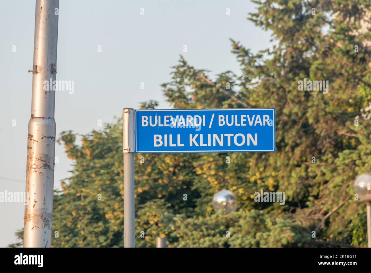 Schild Bill Clinton Boulevard (Bulevardi Bill Klinton). Stockfoto