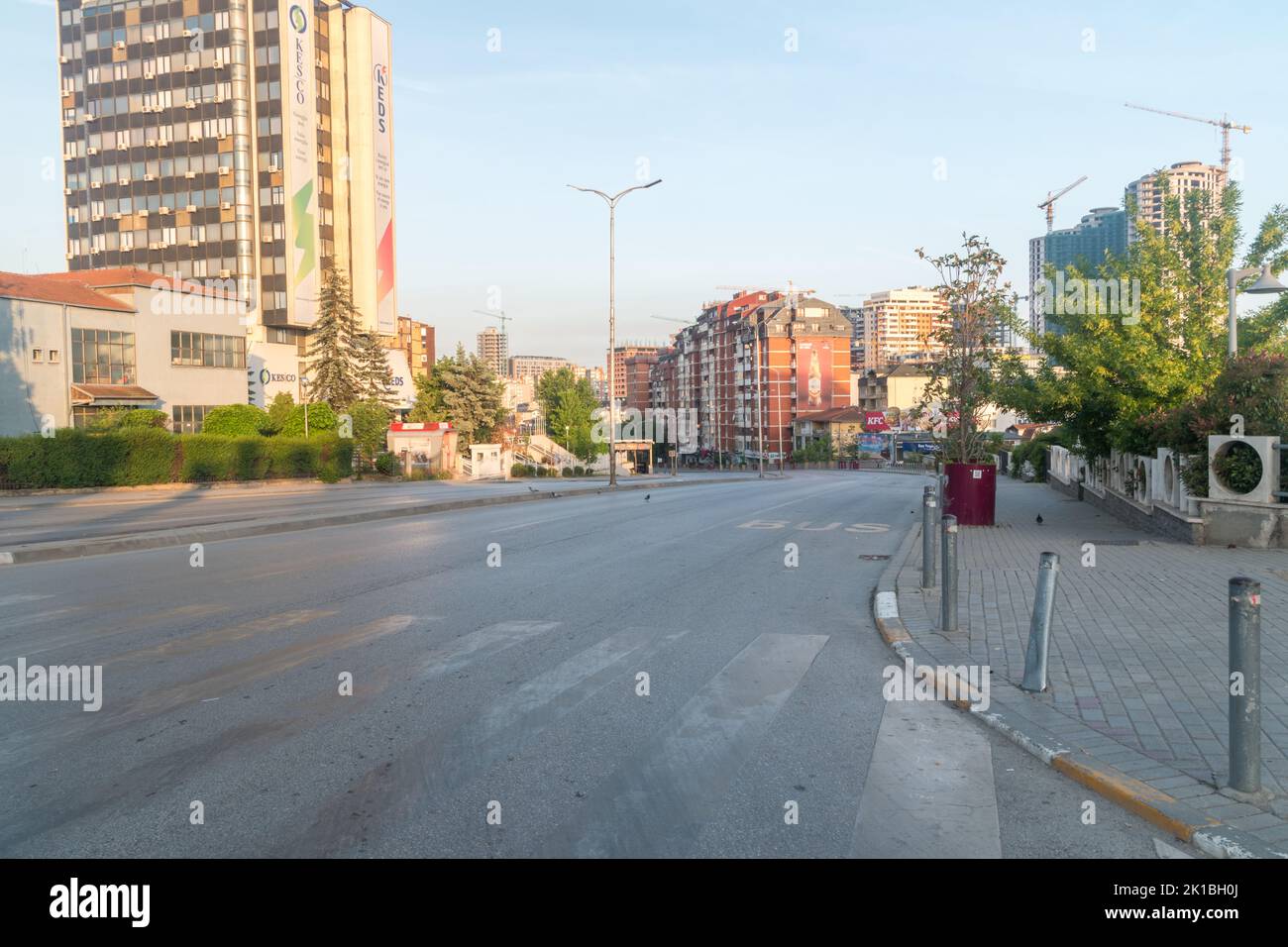 Pristina, Kosovo - 5. Juni 2022: Bill Clinton Boulevard (Bulevardi Bill Klinton) im Stadtzentrum. Stockfoto