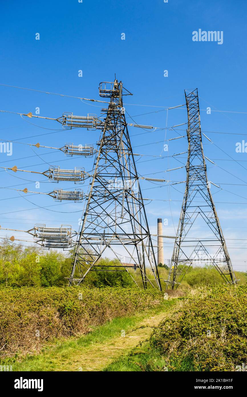 Große Strommasten für das Kraftwerk Uskmouth im Newport Wetlands National Nature Reserve. Nash, Newport, Gwent, Wales, Großbritannien, Großbritannien Stockfoto